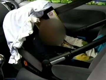 Imagen de archivo de un bebé en una sillita de coche Imagen de archivo de un bebé en una sillita de coche