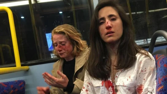 Las dos jóvenes agredidas en un autobús de Londres Las dos jóvenes agredidas en un autobús de Londres