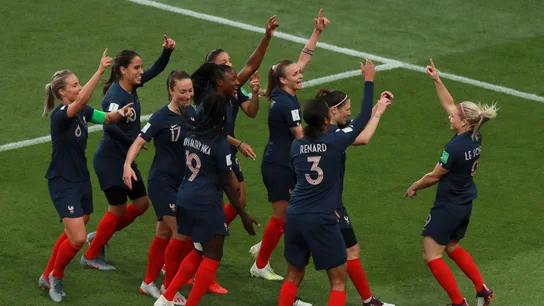 Eugenie Le Sommer celebra su gol con el resto de sus compañeras de Francia Eugenie Le Sommer celebra su gol con el resto de sus compañeras de Francia