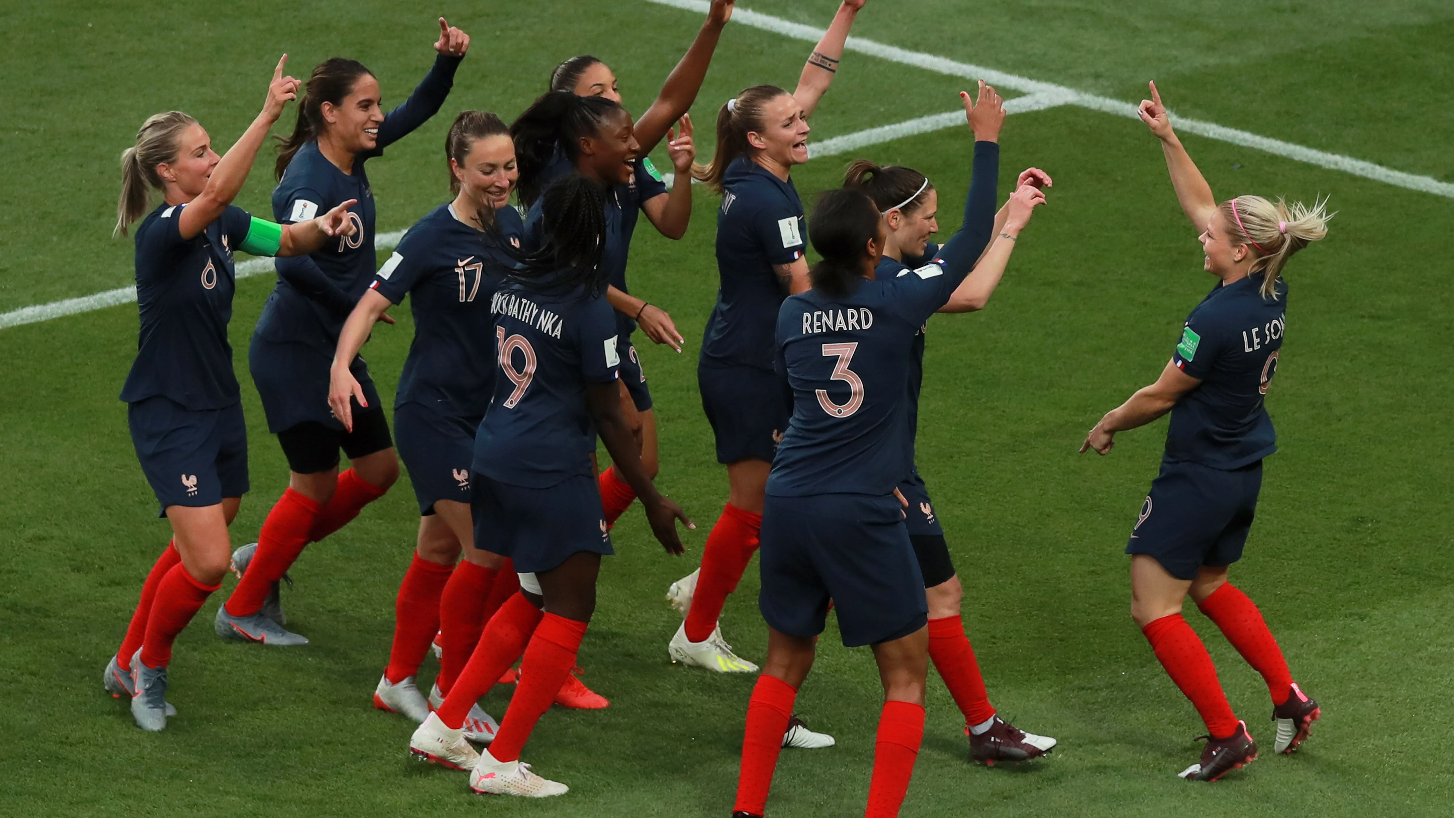 Eugenie Le Sommer celebra su gol con el resto de sus compañeras de Francia