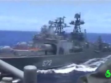 imagen del encontronazo entre un buque de EEUU y uno de Rusia imagen del encontronazo entre un buque de EEUU y uno de Rusia