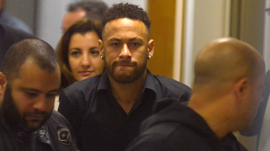 Neymar sale de su declaración en muletas Neymar sale de su declaración en muletas