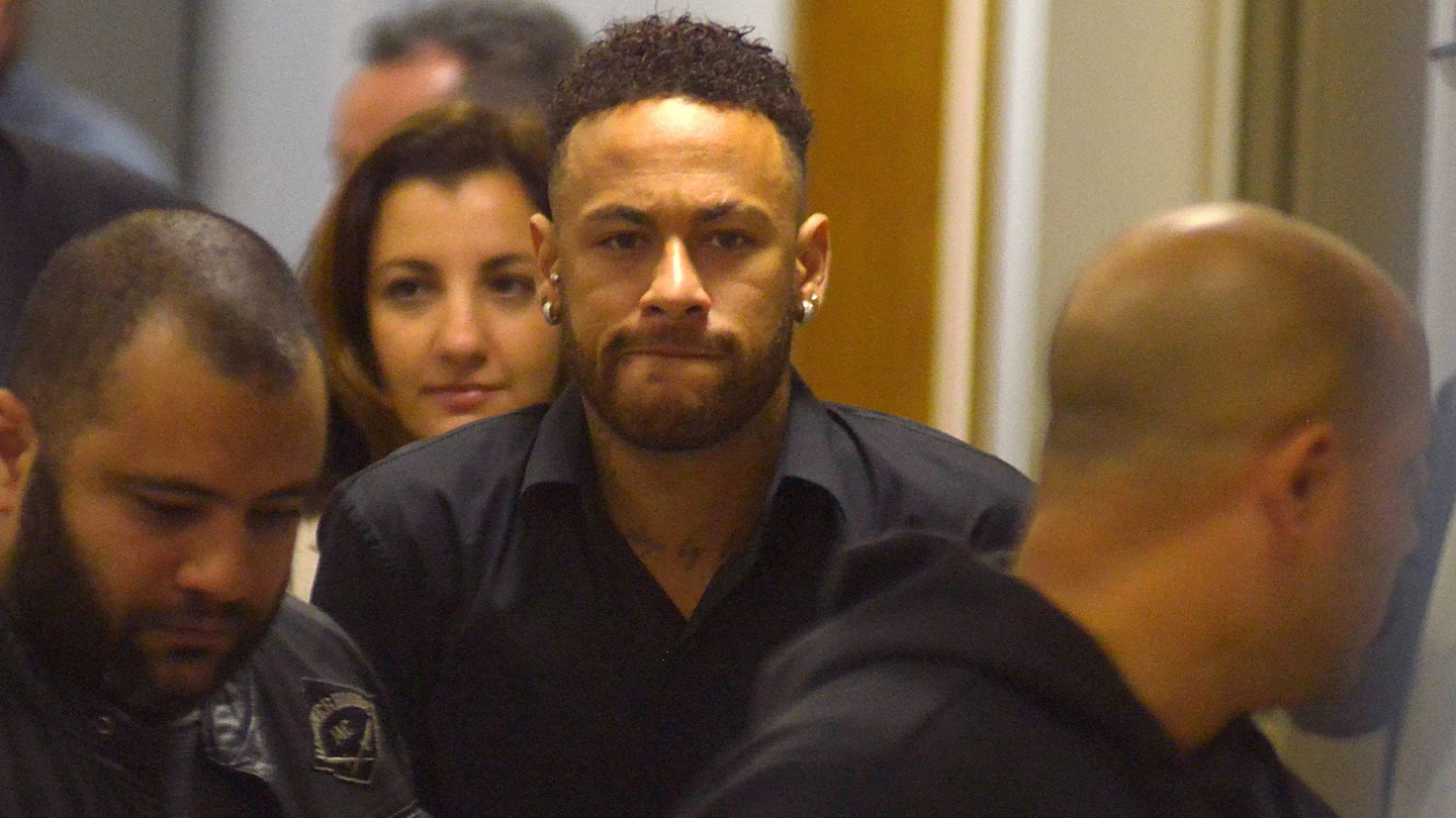 Neymar sale de su declaración en muletas Neymar sale de su declaración en muletas