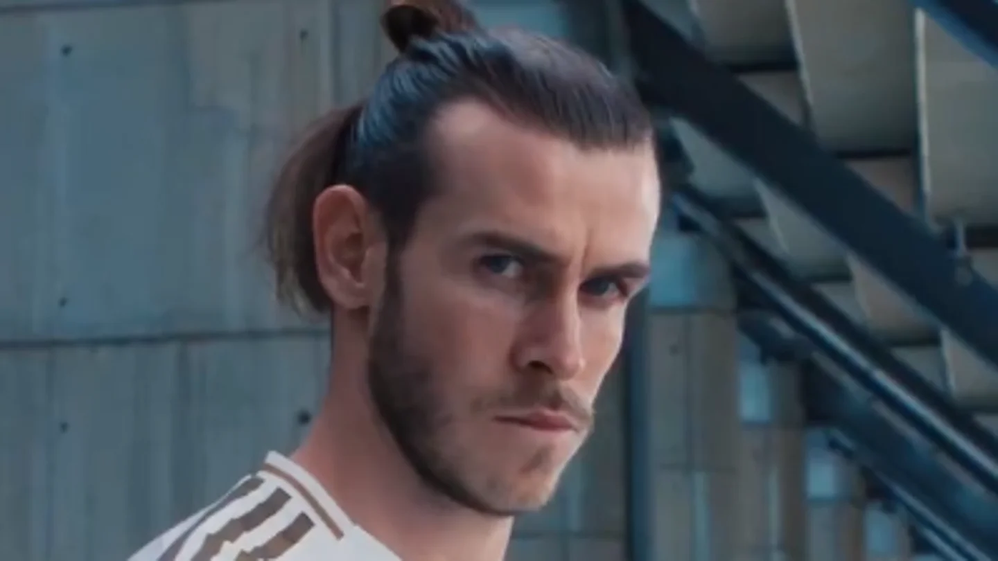 Gareth Bale posando con la nueva camiseta Gareth Bale posando con la nueva camiseta