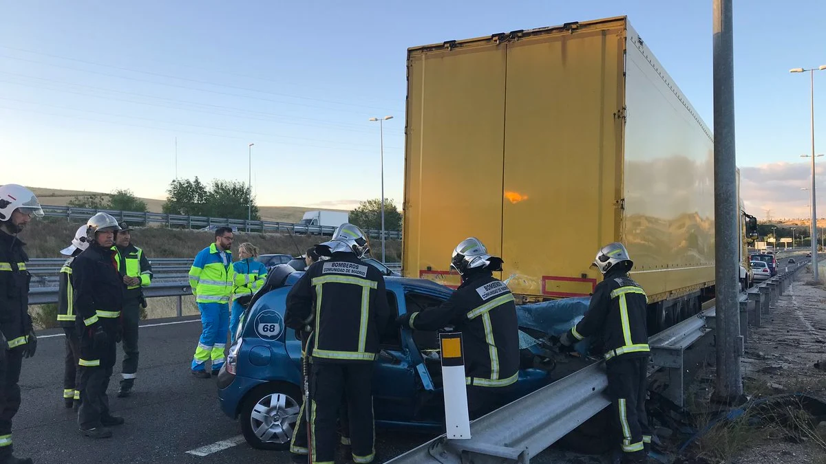 La víctima conducía uno de los coches que ha colisionado contra un camión