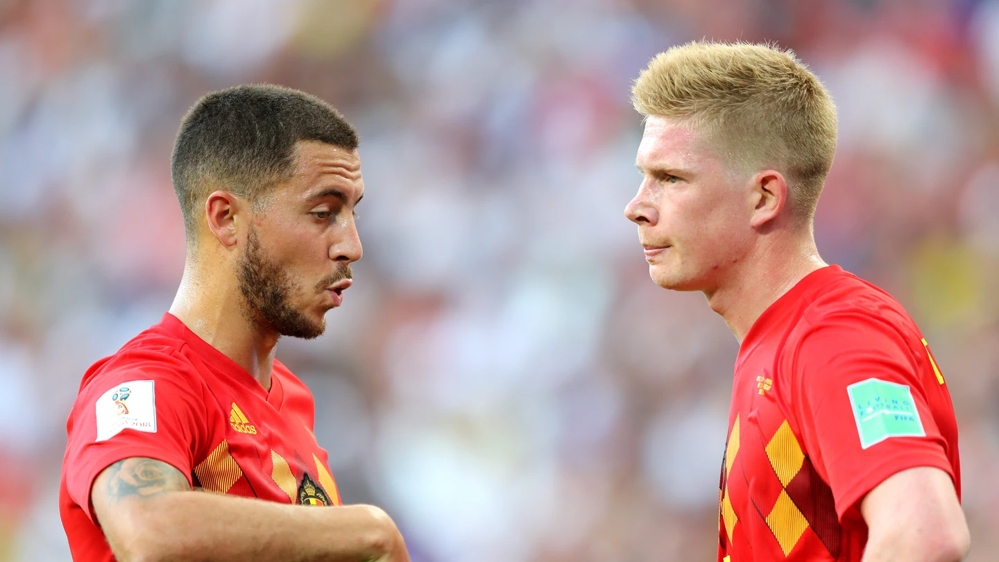 Hazard da indicaciones a De Bruyne durante un partido de Bélgica Hazard da indicaciones a De Bruyne durante un partido de Bélgica