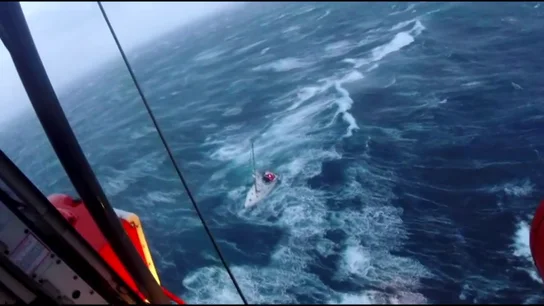 Rescate de un velero a la deriva Rescate de un velero a la deriva