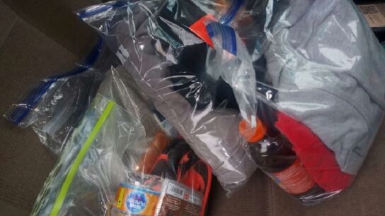 Bolsas de comida e higiene para personas sin hogar.