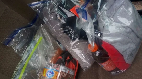 Bolsas de comida e higiene para personas sin hogar Bolsas de comida e higiene para personas sin hogar.