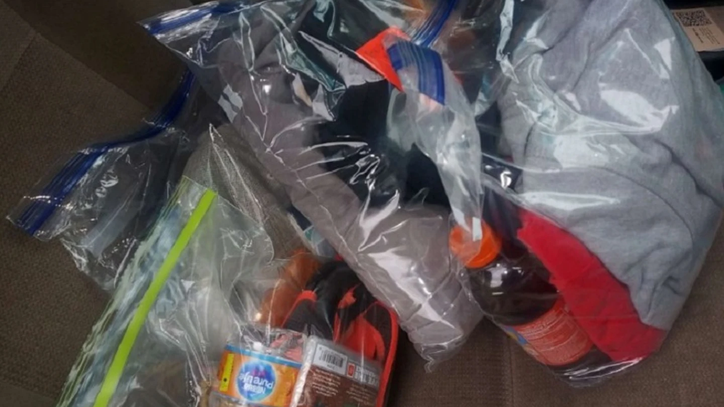 Bolsas de comida e higiene para personas sin hogar Bolsas de comida e higiene para personas sin hogar.