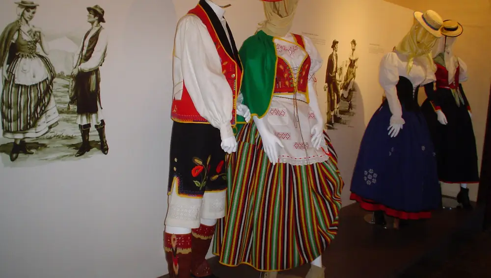Escribir exégesis Sumergir Los trajes típicos de España por Comunidades Autónomas