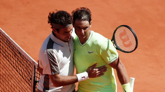 Roger Federer y Rafa Nadal se abrazan después de su partido en Roland Garros Roger Federer y Rafa Nadal se abrazan después de su partido en Roland Garros