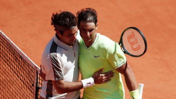 Roger Federer y Rafa Nadal se abrazan después de su partido en Roland Garros