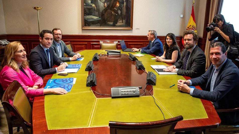 Reunión de representantes del PP y Vox