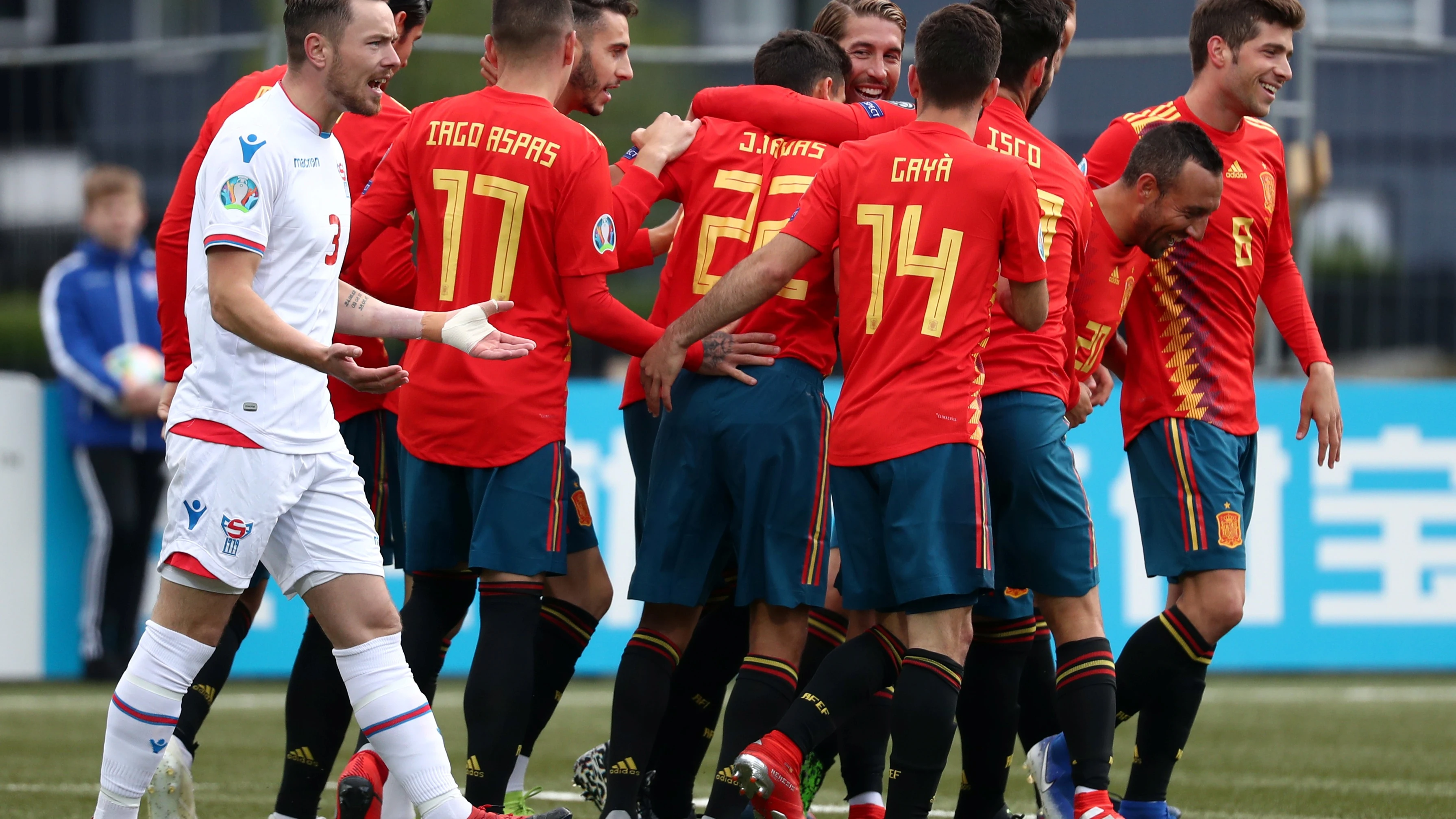 Los jugadores de la selección española celebran uno de los goles contra Islas Feroe