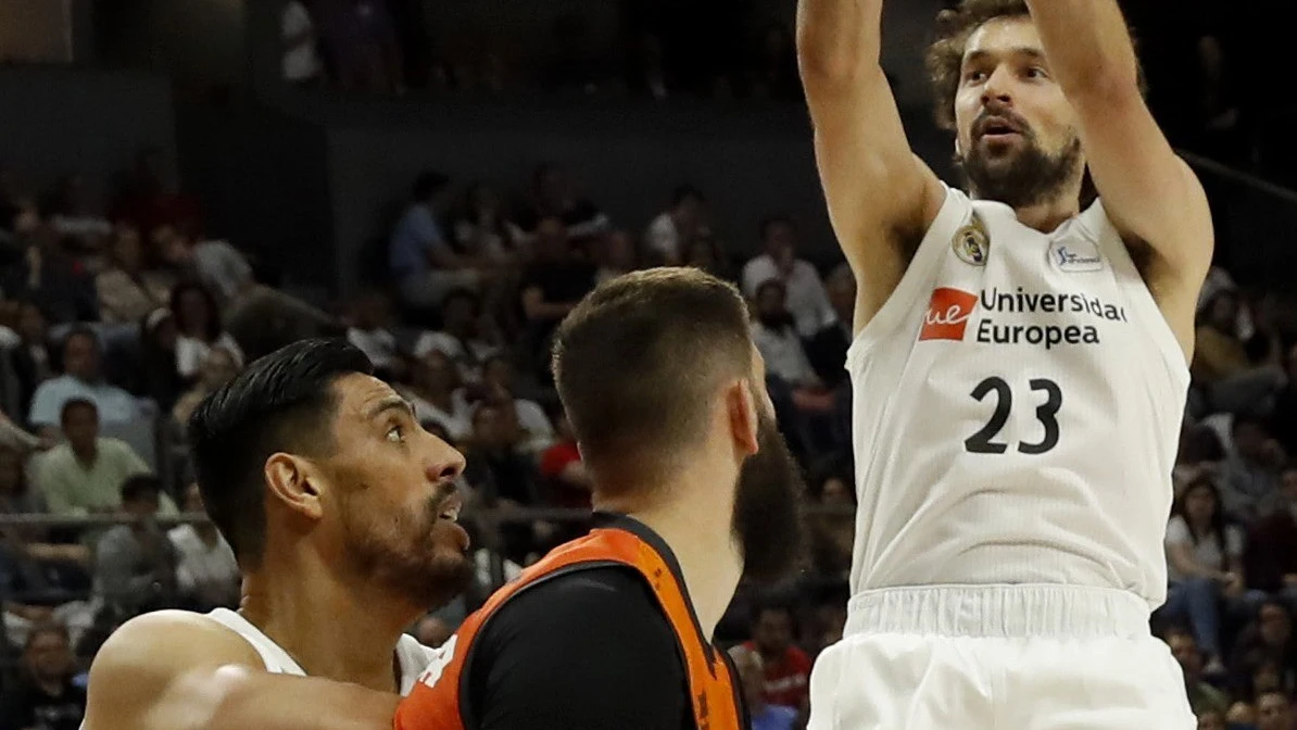 Llull lanza a canasta en el partido del Real Madrid