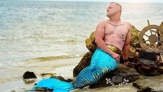 Marine de EEUU disfrazado de sirena