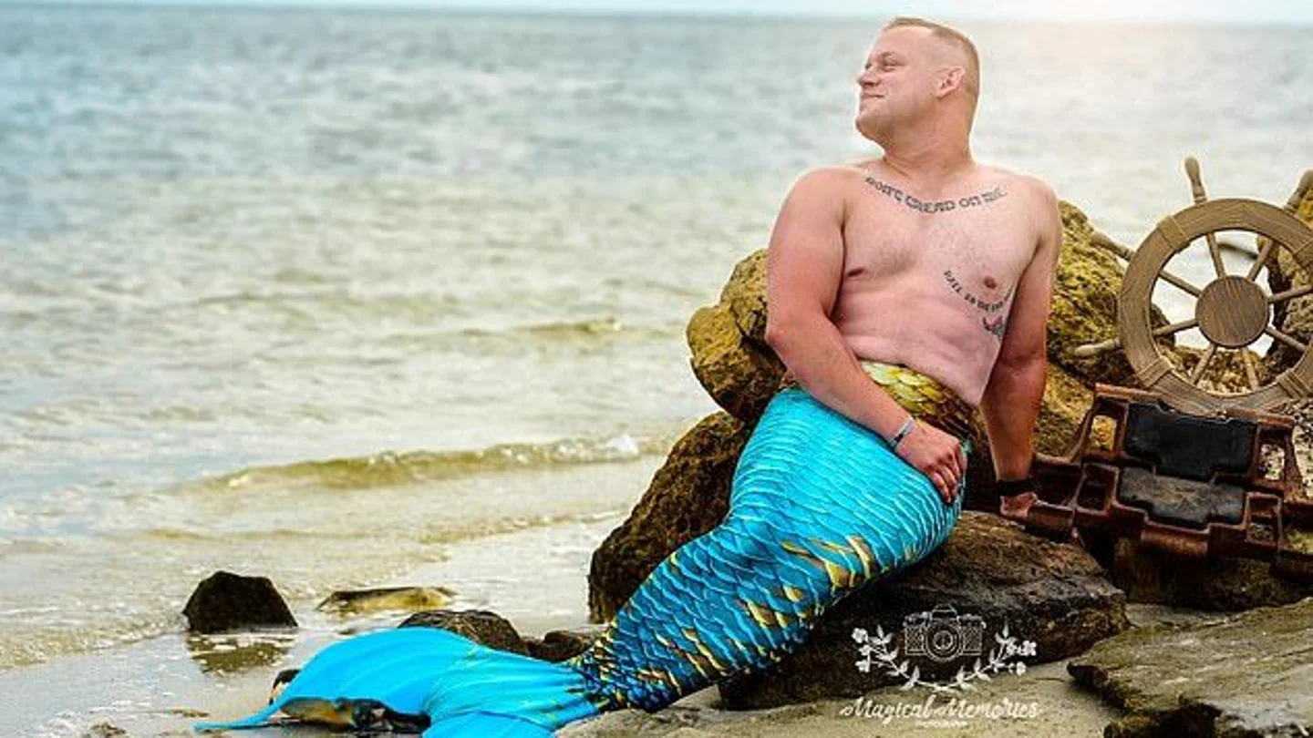 Marine de EEUU disfrazado de sirena Marine de EEUU disfrazado de sirena