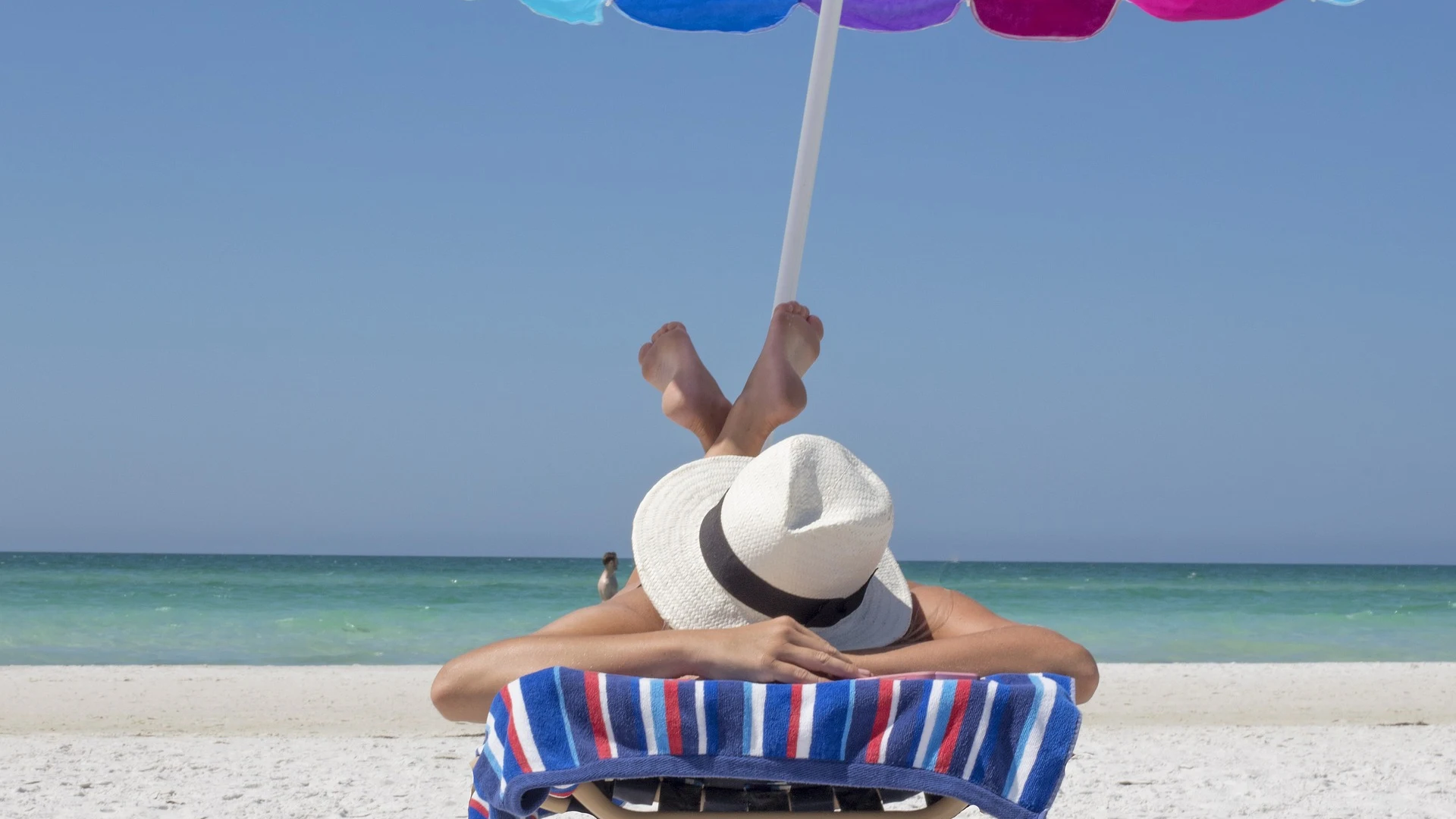 Una mujer toma el sol en una playa