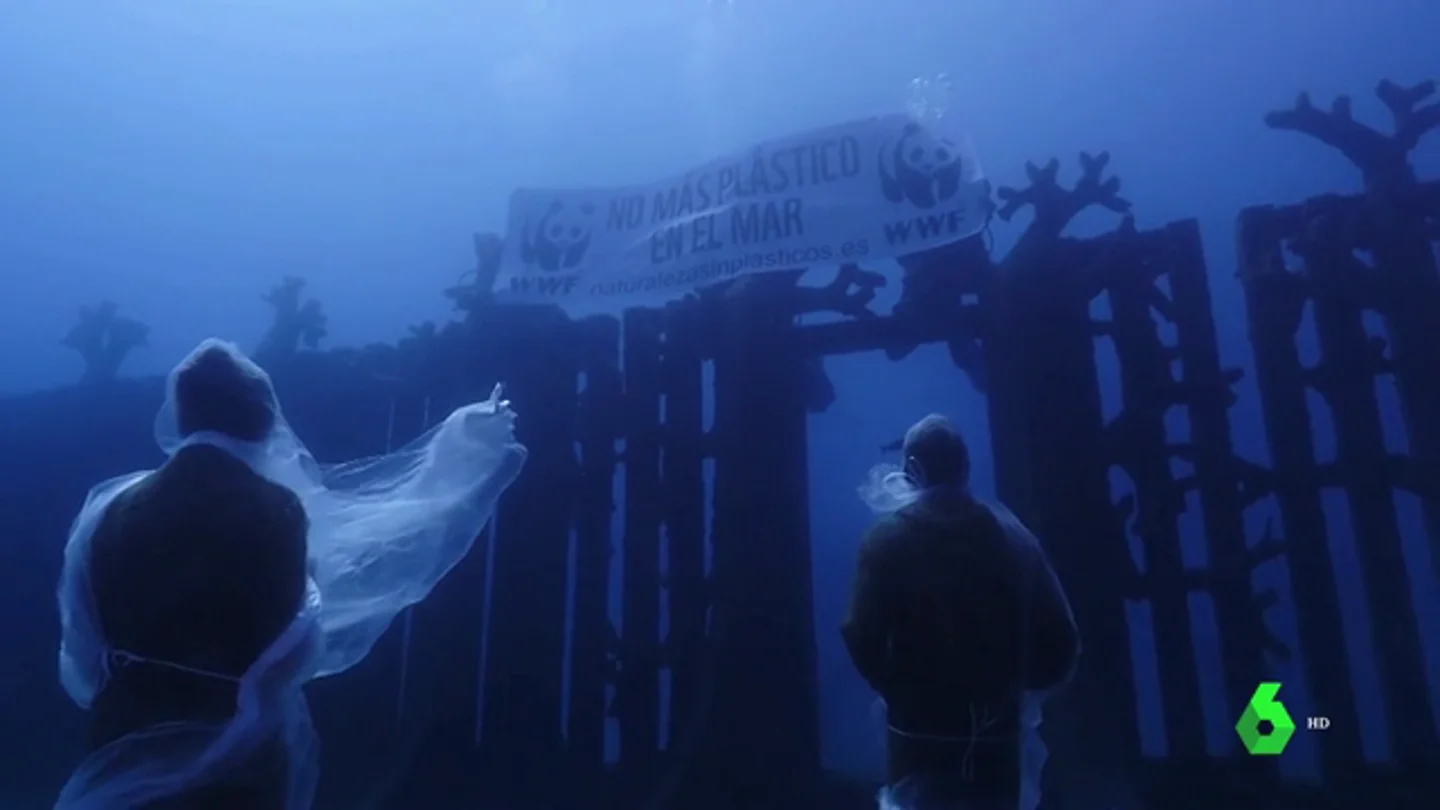 La ONG 'WWF' protesta así contra la presencia excesiva de plásticos en los océanos La ONG 'WWF' protesta así contra la presencia excesiva de plásticos en los océanos