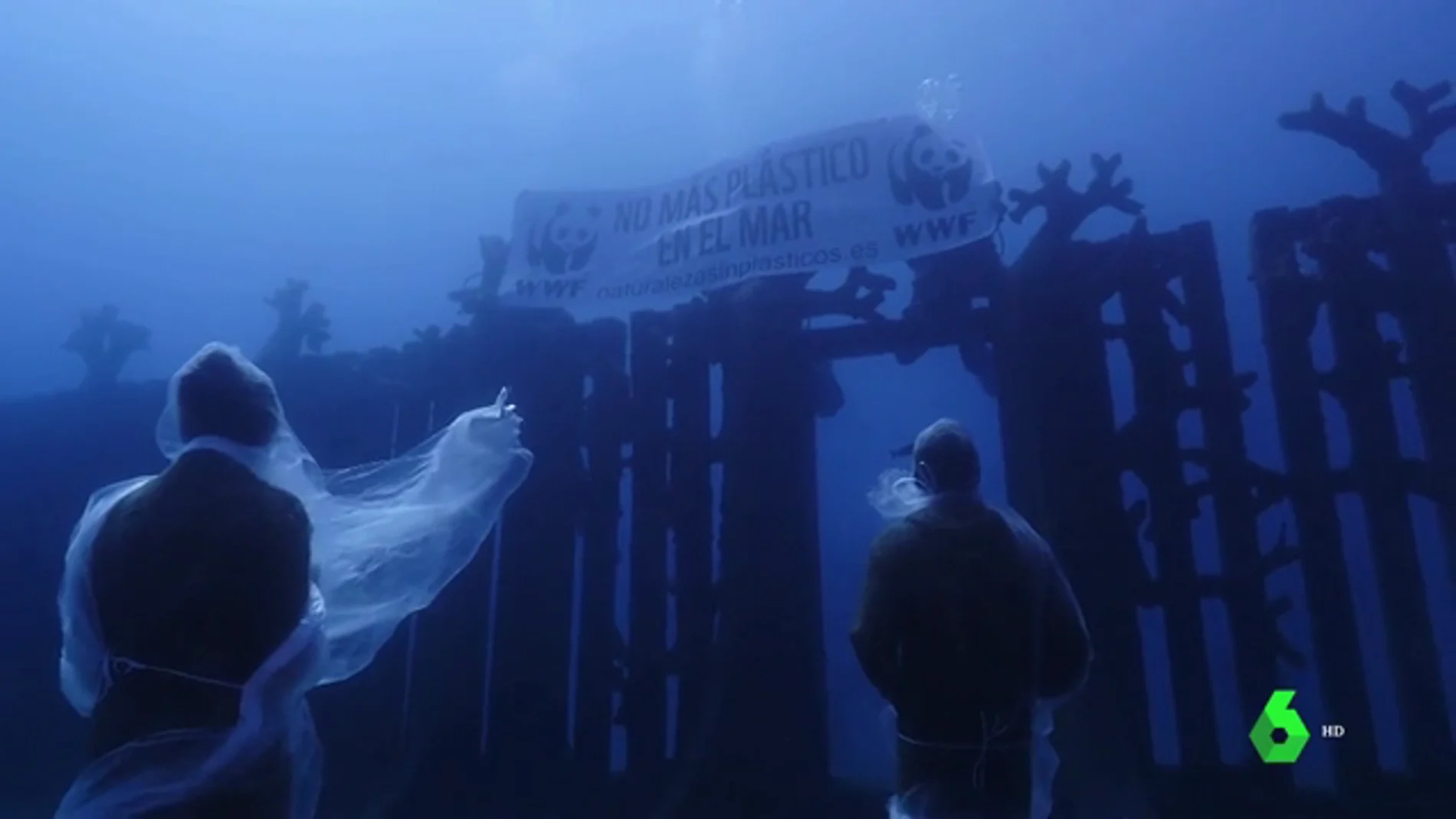 La ONG 'WWF' protesta así contra la presencia excesiva de plásticos en los océanos