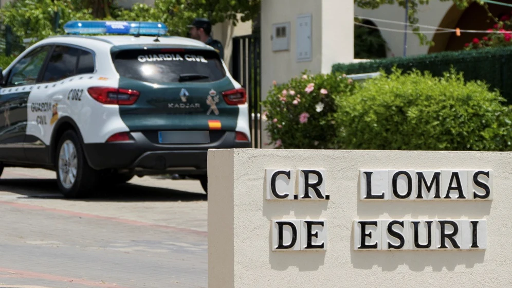 Vista de la vivienda donde se han encontrado los cuerpos de una pareja con signos de violencia en Ayamonte