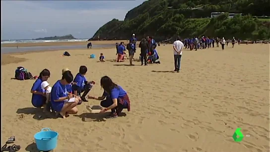 Más de 500 voluntarios limpian diez playas españolas Más de 500 voluntarios limpian diez playas españolas