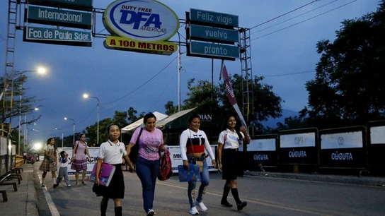Estudiantes cruzan la frontera entre Venezuela y Colombia Estudiantes cruzan la frontera entre Venezuela y Colombia
