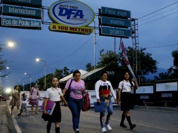 Estudiantes cruzan la frontera entre Venezuela y Colombia Estudiantes cruzan la frontera entre Venezuela y Colombia