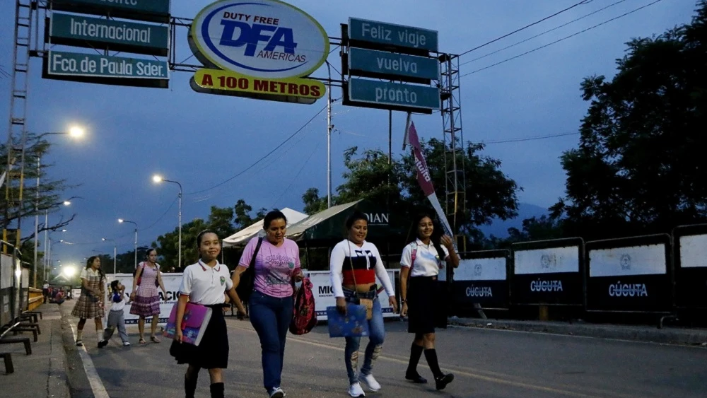 Estudiantes cruzan la frontera entre Venezuela y Colombia