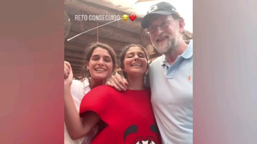 Mariano Rajoy participa en una de las "pruebas" de la despedida de soltera de Marta Pombo y María García de Jaime