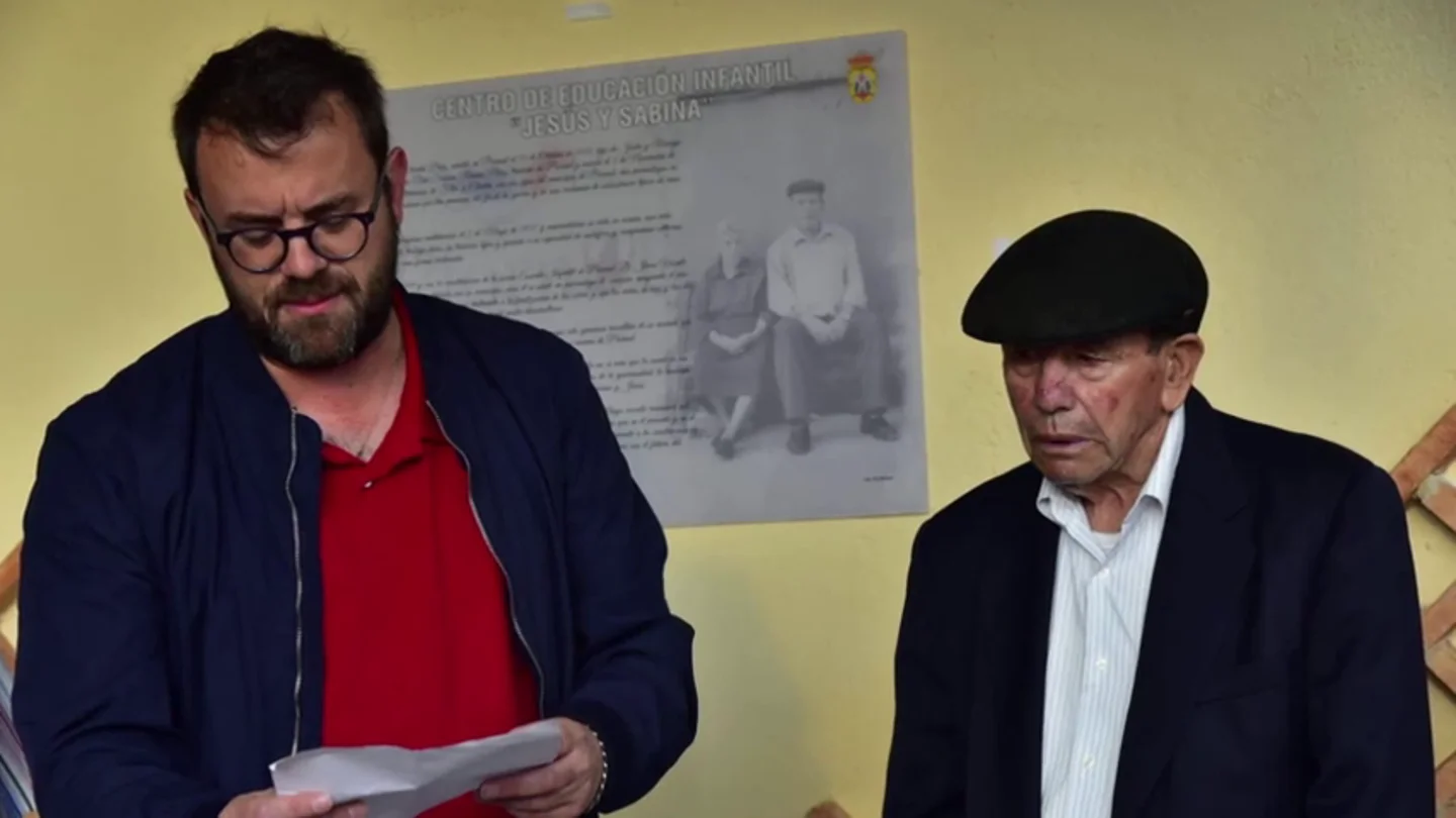 Imagen del anciano que ha donado los ahorros de toda su vida para construir la guardería de su pueblo en Cáceres Imagen del anciano que ha donado los ahorros de toda su vida para construir la guardería de su pueblo en Cáceres