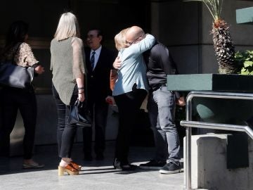 El hijo de Chicho Ibáñez a su llegada al tanatorio en el que está instalada la capilla ardiente del cineasta El hijo de Chicho Ibáñez a su llegada al tanatorio en el que está instalada la capilla ardiente del cineasta
