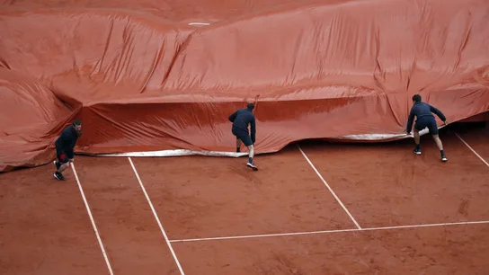 Los operarios de Roland Garros ponen la lona en la Philippe Chatrier Los operarios de Roland Garros ponen la lona en la Philippe Chatrier