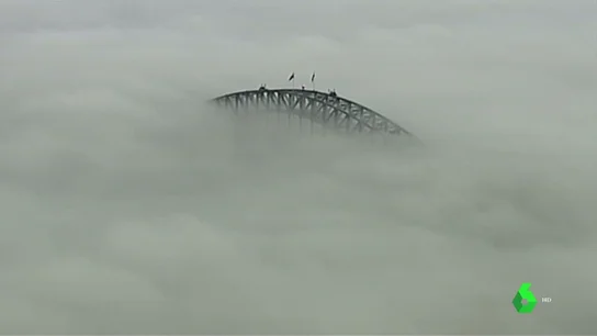 Un manto de niebla cubre el puente de la bahía de Sídney Un manto de niebla cubre el puente de la bahía de Sídney.
