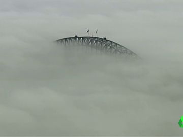 Un manto de niebla cubre el puente de la bahía de Sídney Un manto de niebla cubre el puente de la bahía de Sídney