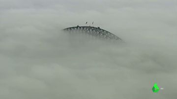 Un manto de niebla cubre el puente de la bahía de Sídney