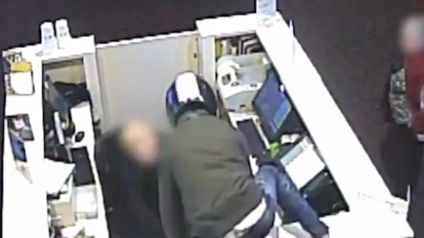 Ladrón robando en un establecimiento de telefonía Ladrón robando en un establecimiento de telefonía