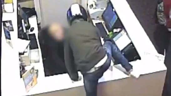 Ladrón robando en un establecimiento de telefonía Ladrón robando en un establecimiento de telefonía