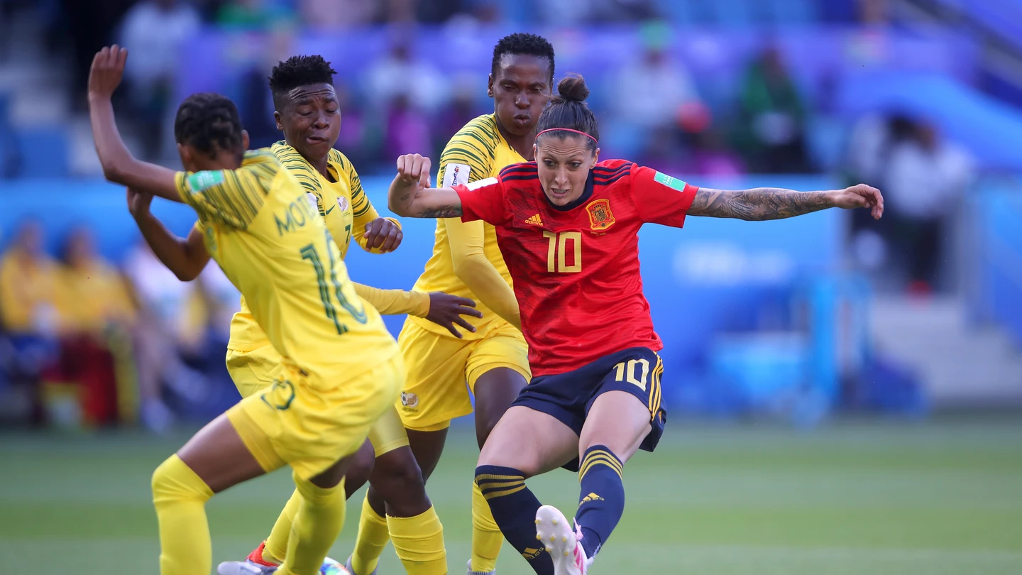 Jennifer Hermoso golpea el balón en el partido de España Jennifer Hermoso golpea el balón en el partido de España