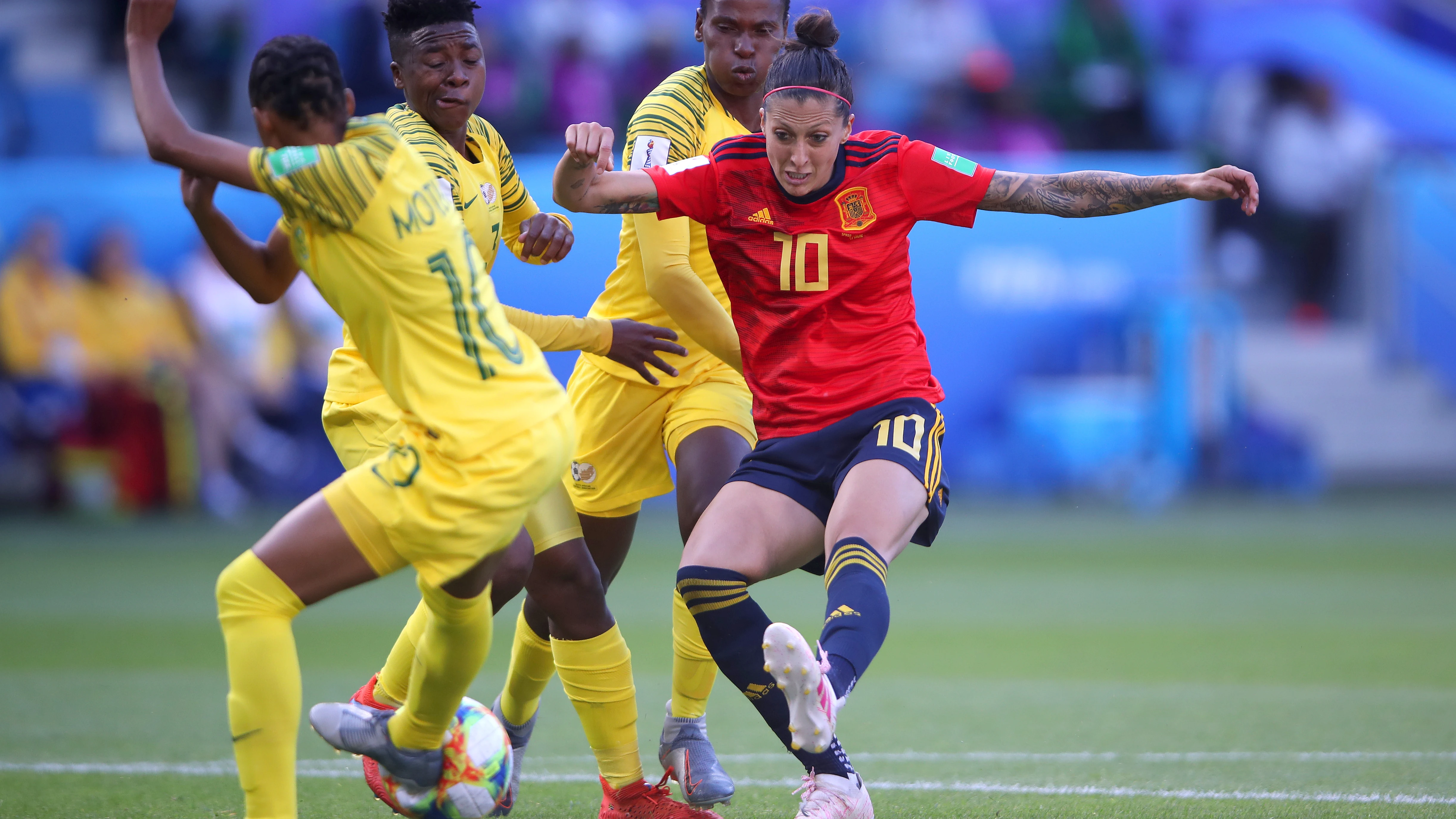 Jennifer Hermoso golpea el balón en el partido de España