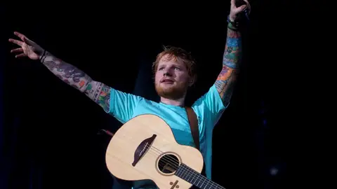 Foto de archivo de Ed Sheeran durante un concierto Foto de archivo de Ed Sheeran durante un concierto
