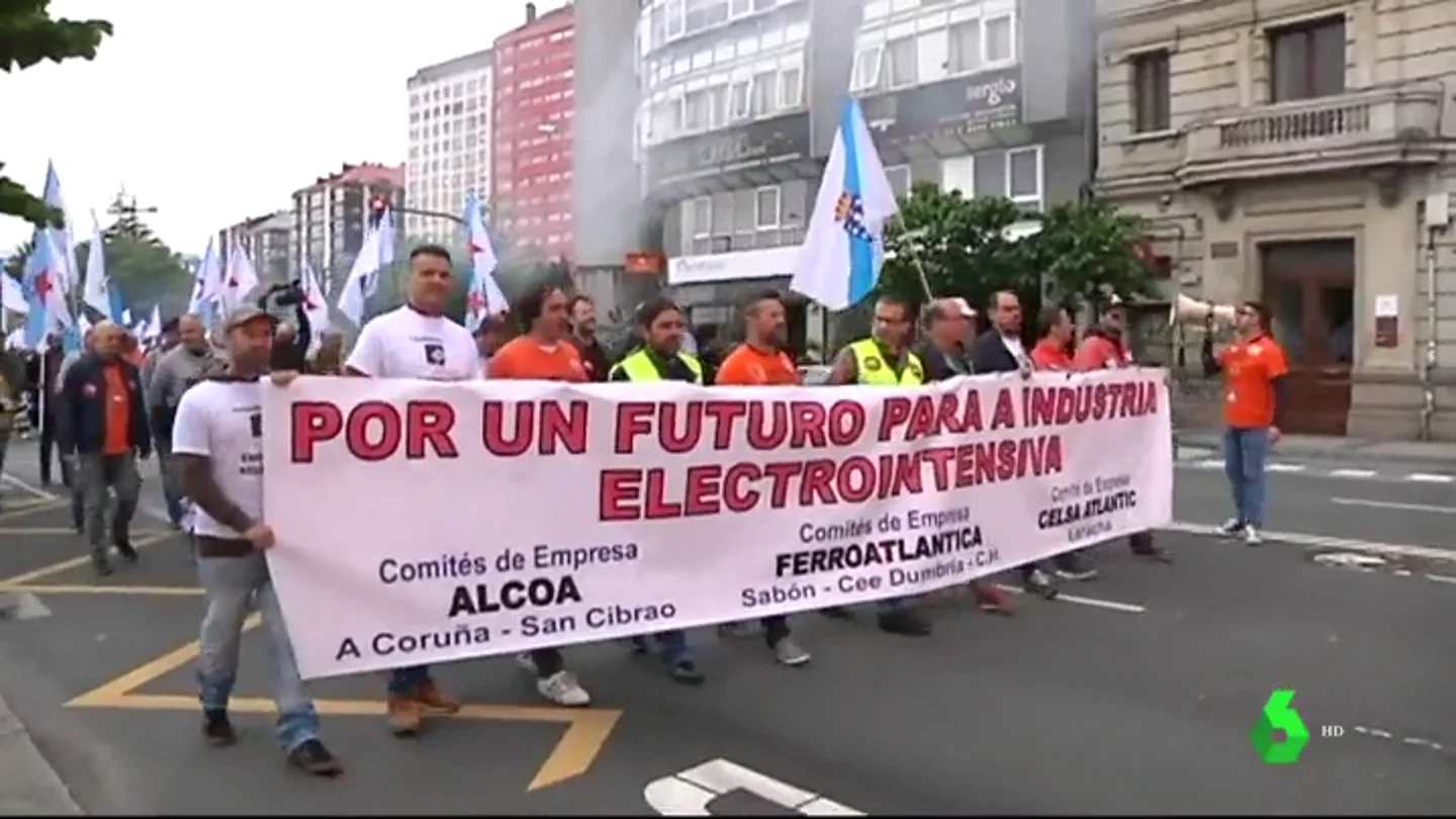 Multitudinaria protesta en A Coruña de las empresas siderúrgicas ante la imposibilidad de pagar la factura eléctrica Multitudinaria protesta en A Coruña de las empresas siderúrgicas ante la imposibilidad de pagar la factura eléctrica