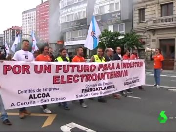 Multitudinaria protesta en A Coruña de las empresas siderúrgicas ante la imposibilidad de pagar la factura eléctrica Multitudinaria protesta en A Coruña de las empresas siderúrgicas ante la imposibilidad de pagar la factura eléctrica