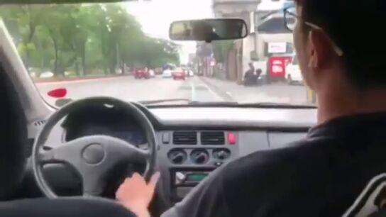 Imagen del hombre al que le han retirado el carnet de conducir en Filipinas por conducir desde el asiento del copiloto