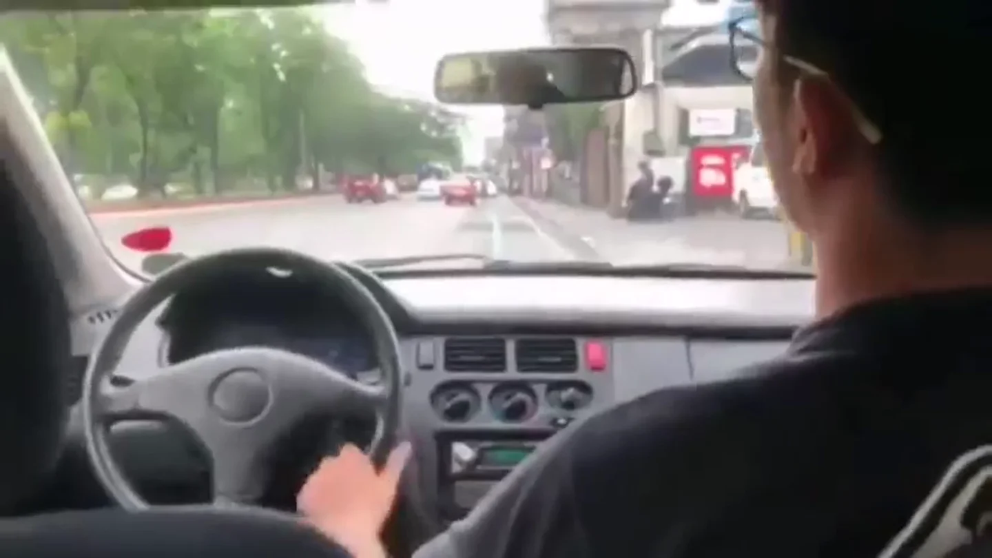 Imagen del hombre al que le han retirado el carnet de conducir en Filipinas por conducir desde el asiento del copiloto Imagen del hombre al que le han retirado el carnet de conducir en Filipinas por conducir desde el asiento del copiloto