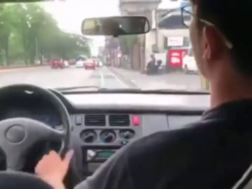Imagen del hombre al que le han retirado el carnet de conducir en Filipinas por conducir desde el asiento del copiloto Imagen del hombre al que le han retirado el carnet de conducir en Filipinas por conducir desde el asiento del copiloto