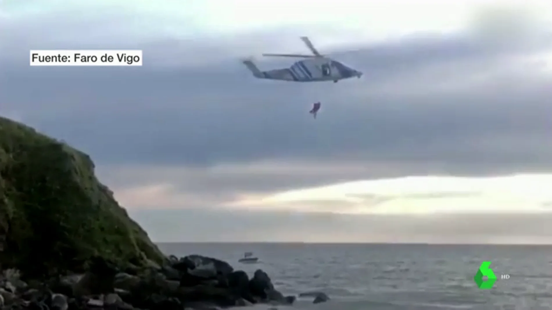 Así ha sido el agónico rescate de un pescador en una playa de Sanxenxo, Galicia