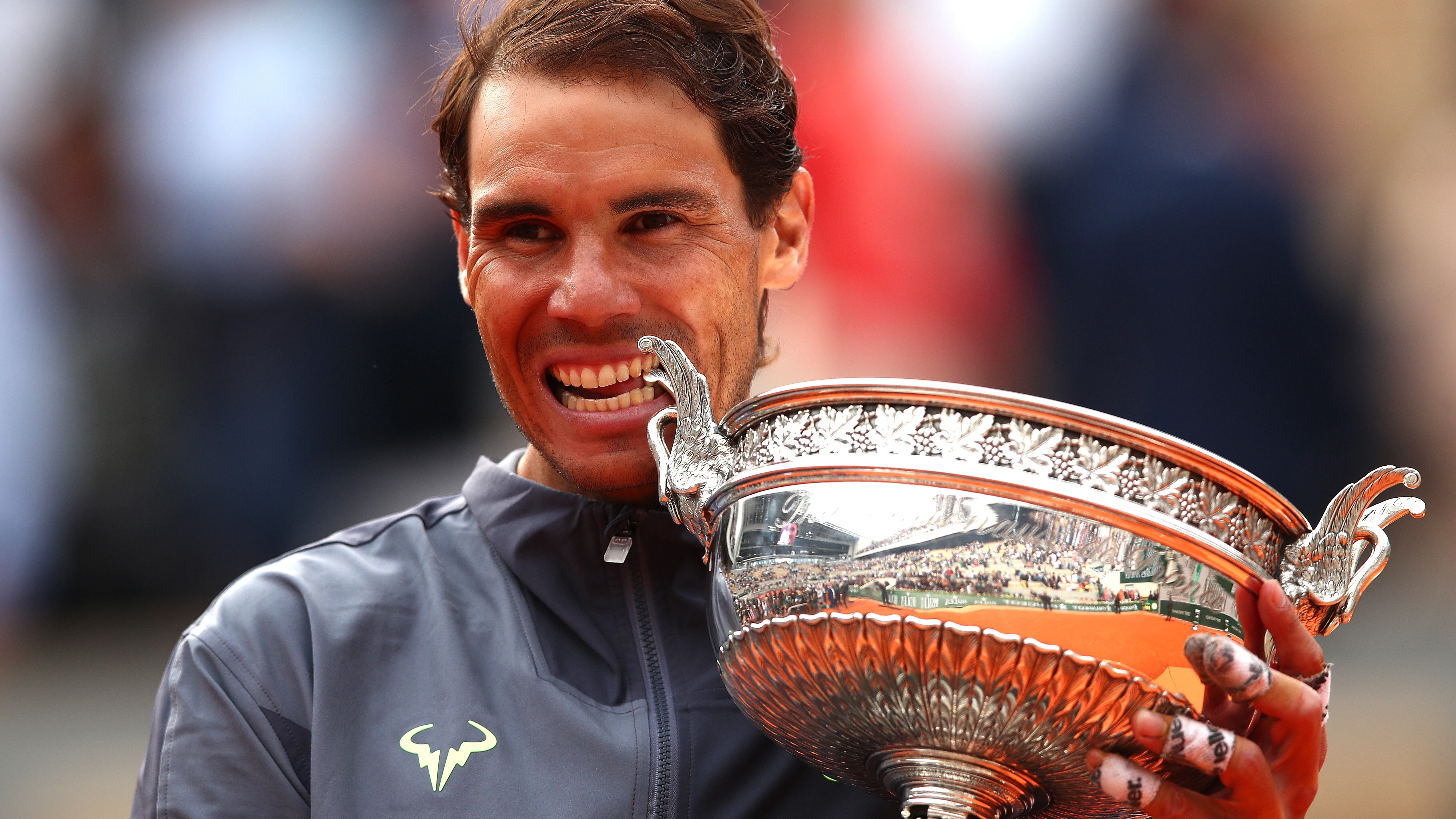 Rafa Nadal hace su habitual 'mordisco' al trofeo de Roland Garros