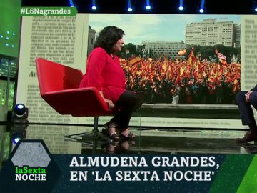 Almudena Grandes: "El patriotismo no es ponerse una pulsera con la bandera, es desear que España no haga el ridículo" Almudena Grandes: "El patriotismo no es ponerse una pulsera con la bandera, es desear que España no haga el ridículo"